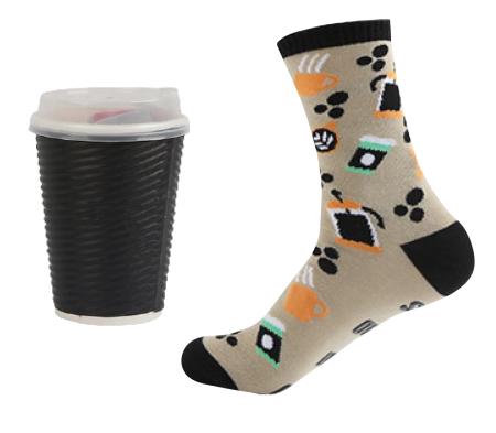 Kaffe strømpe. en strømpe med kaffekop på. Leveres i en kaffekop.