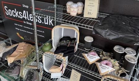 Butiksudstilling af sorte sokker