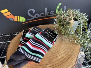 Stribede strømper i forskellige farver